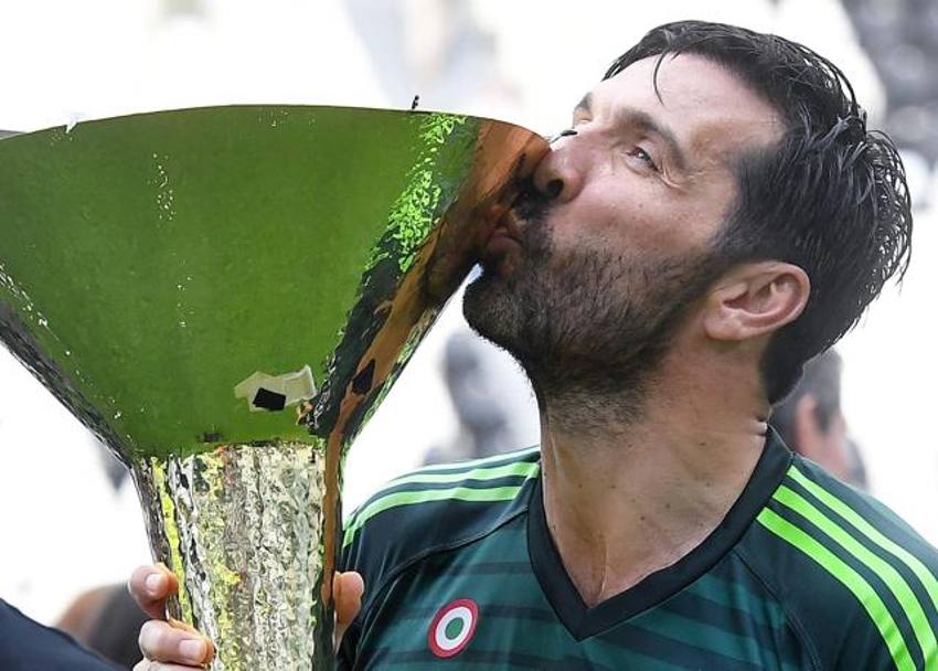 Un altro mito contemporanea  Gigi Buffon: dopo aver raccolto l&#39;eredit di capitano da Del Piero, il portiere ha guidato la Juventus fino alla passata stagione difendendo la porta bianconera anche in B. Con la Juventus ha vinto tutto e ha stabilito diversi record: tra gli altri, quello di Scudetti vinti (9) e quello di imbattibilit mantenendo la porta inviolata per 974 minuti. Getty